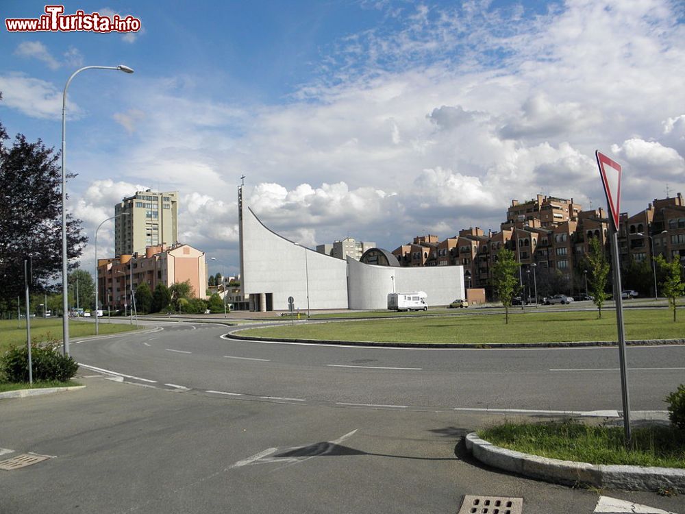 Immagine Piazza Amendola e la chiesa di San Bartolomeo di Bondanello a Castel Maggiore - © Threecharlie, CC BY-SA 3.0, Wikipedia