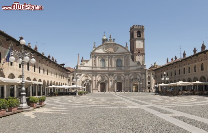 Immagine Piazza Ducale e Duomo di Vigevano, la bella cittadina della Lombardia, in Provincia di Milano - © hal pand / Shutterstock.com