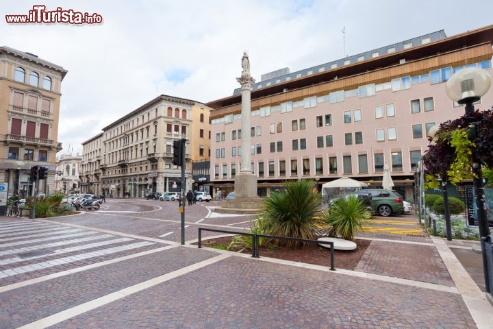 Immagine Piazza Garibaldi, in passato chiamata Piazza dei Noli, nel centro storico di Padova - © vvoe / Shutterstock.com