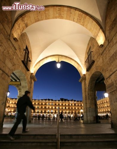 Immagine Piazza Mayor a Salamanca di notte - Copyright foto www.spain.info