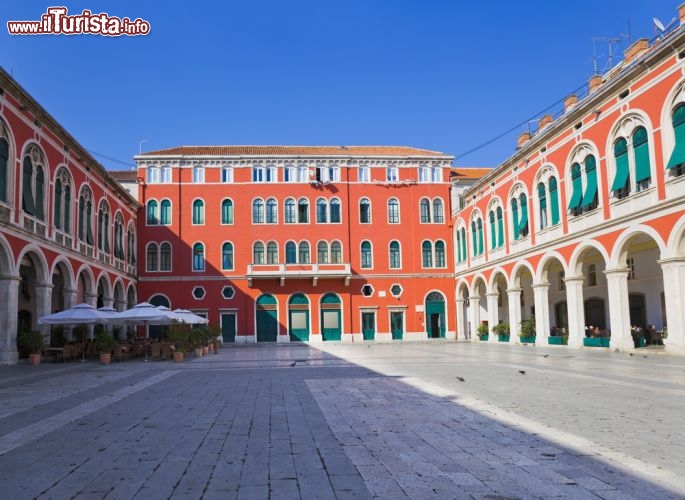 Immagine Spalato (Dlamazia, Croazia): Piazza della Repubblica sorge subito fuori le mura, con i suoi palazzi rossi in tipico stile veneziano che la rendono simile a Piazza San Marco  - © Tatiana Popova / Shutterstock.com