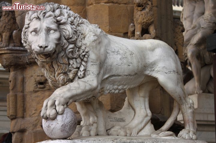 Immagine Piazza della Signoria a Firenze: un Leone sembra voler proteggere le altre statue della Loggia dei Lanzi - © alessandro0770 / Shutterstock.com