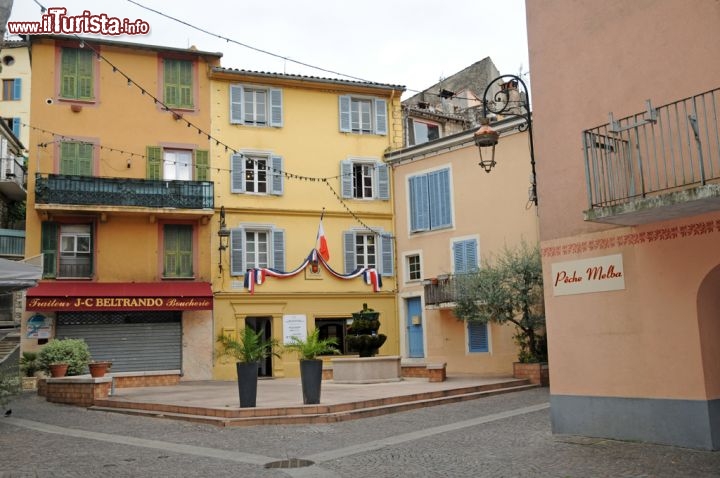 Immagine Una piazza del borgo di Villeneuve Loubet. Qui naque Auguste Escoffiere, e nel cartello a destr della foto è citata una delle sue creazioni più celebri: la Peche Melba