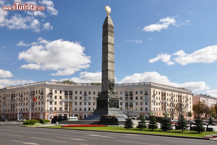 Immagine Minsk, Bielorussia: Piazza della Vittoria (Ploshchad Peramohi) - omaggio alla vittoria sovietica contro i nazisti durante la Seconda Guerra Mondiale - è dominata dall'obelisco del 1954, decorato da bassorilievi in onore dei caduti. La piazza si apre nei pressi del fiume Svisloch, è facilmente raggiungibile da ogni parte della città con la metropolitana e ha una bella illuminazione notturna - © Alexander Chaikin / Shutterstock.com