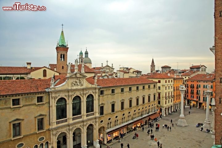 Immagine La Piazza dei Signori è la più importante di Vicenza, situata proprio nel cuore della città. La chiamarono così perché in età medievale vi sorgevano i palazzi del Podestà e del Capitano, rappresentanti della Signoria locale - © federicofoto / Shutterstock.com