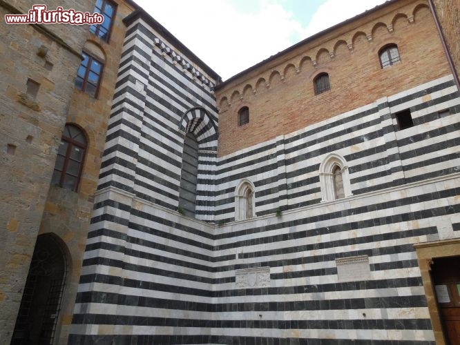 Immagine Piazza dei Priori, i marmi dell'abside del Duomo di Volterra - © Giovanni Mazzoni (Giobama)