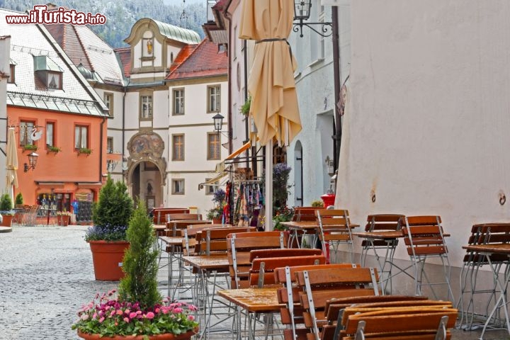 Immagine Piazza e bar nel centro di Fussen in Germania - © Alexandra Lande / Shutterstock.com