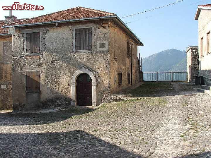 Immagine Una piazzetta con fondo a ciottoli nel cuore del borgo di Castelpetroso in Molise.