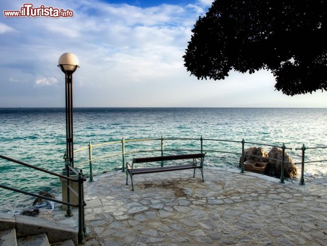 Immagine Dalla piazzetta sul mare di Opatija (it. Abbazia), Croazia, si ammira a perdita d'occhio l'azzurro dell'Adriatico - © Sinisa Botas / Shutterstock.com