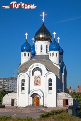 Immagine A Minsk, nel cuore della Bielorussia, capita spesso di incontrare chiese ortodosse come questa: piccola e graziosa, bianca con i classici campanili culminanti "a cipolla", crea un contrasto brillante con il cielo di primavera - © Fedor Selivanov / Shutterstock.com