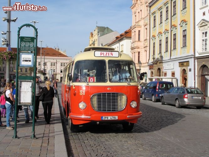 Immagine Autubus storico in giro per le strade di Pilsen, in Boemia - © Peteri / Shutterstock.com