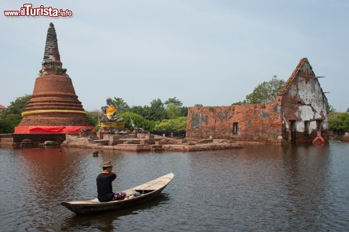 Immagine Le piogge monsoniche hanno allagato un tempio di Autthaya in Thailandia. La località si trova alla confluenza di tre importanti fiumi - © topten22photo / Shutterstock.com