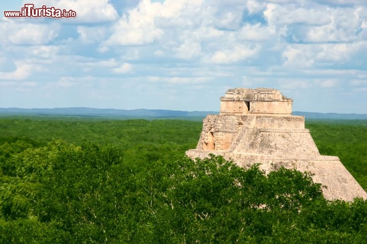 Immagine Una Piramide Maya a gradoni si erge solitaria a Uxmal, siamo nella penisola dello Yucatan in Messico - © Alex Garaev / Shutterstock.com