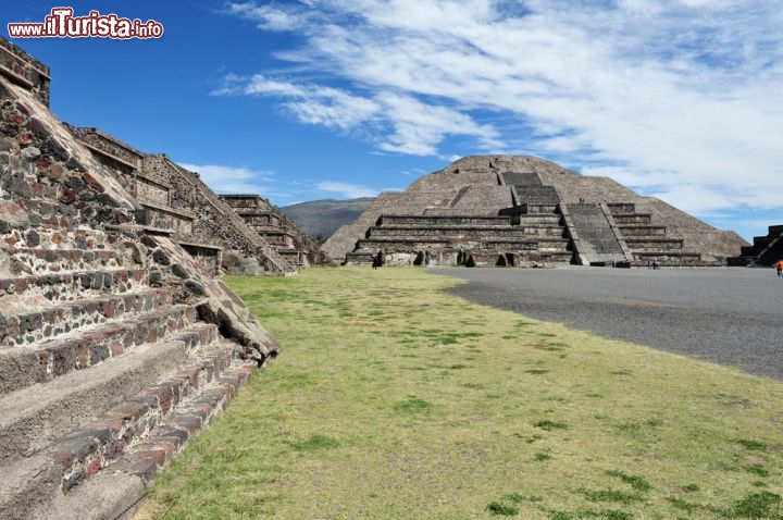 Immagine La piramide della Luna a Teotihuacan in Messico - © ChameleonsEye / Shutterstock.com