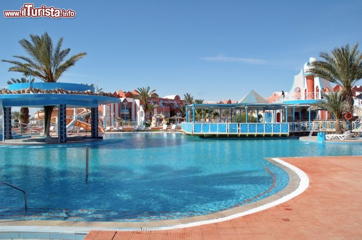 Immagine Piscina tipica degli  Hotel di Djerba, la nota località turistica del sud della Tunisia - © Jakez / Shutterstock.com