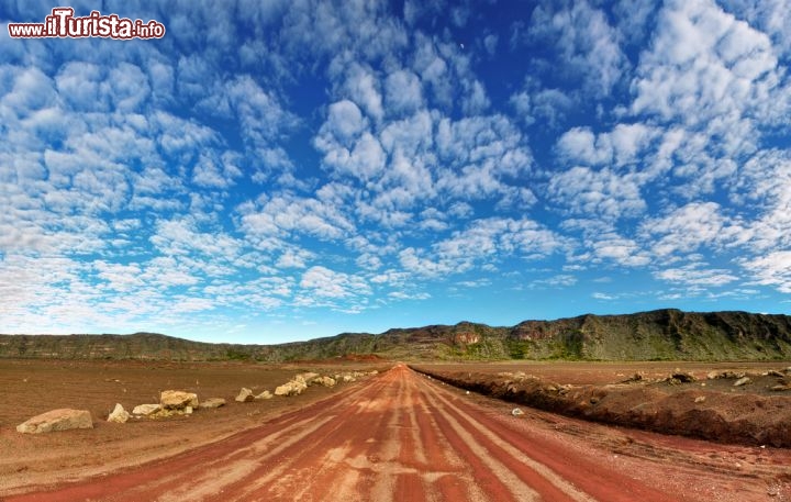 Immagine Nel Parco Nazionale de La Réunion la Plaine des Sables (letteralmente Pianura delle Sabbie) offre ai visitatori un paesaggio lunare: un'ampia zona pianeggiante completamente brulla, ricoperta da detriti sabbiosi finissimi, generata dall'ultima eruzione del vulcano Piton Chisny. Con un'altezza di 2.440 metri s.l.m. supera di 200 m il livello della pianura - © infografick  / Shutterstock.com