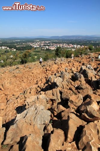 Immagine Podbro la collina rocciosa dove si verificarono le prime apparizioni della Madonna a Medjugorje - © Zocchi / Shutterstock.com