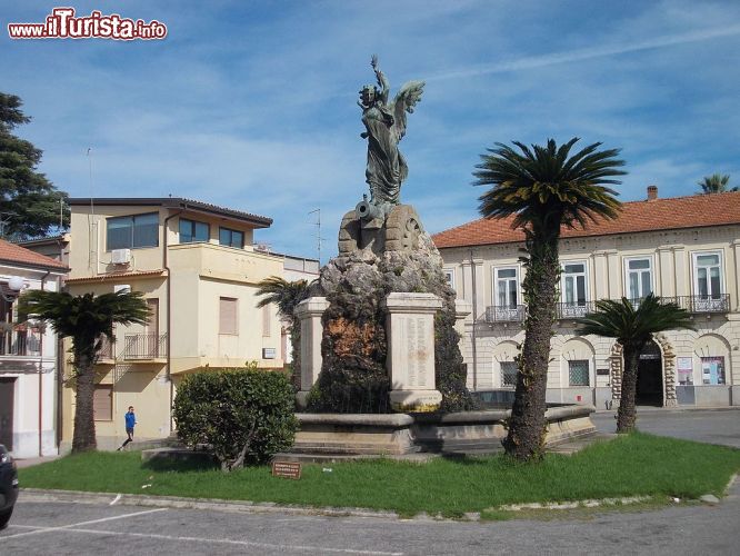 Immagine Il Monumento ai Caduti in Piazza del Popolo in centro a Polistena, in Calabria - © VIMAEC - CC BY-SA 3.0 - Wikipedia