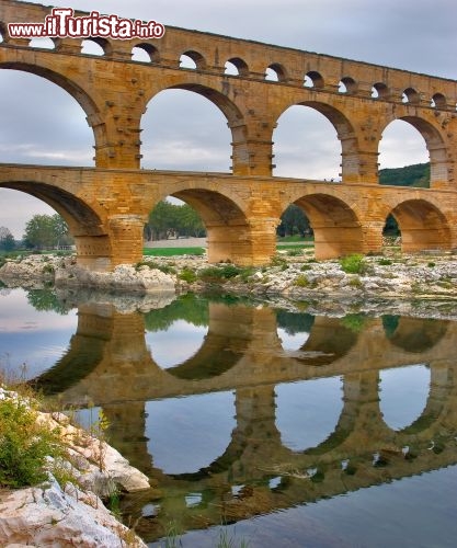 Immagine Il Pont du Gard in Francia il piu alto acquedotto mai costruito dai romani! E' una attrazione del sud della Francia, in Linguadoca-Rossiglione, vicino a Vers, una località lungo la valle del fiume Gardon - © kavram / Shutterstock.com