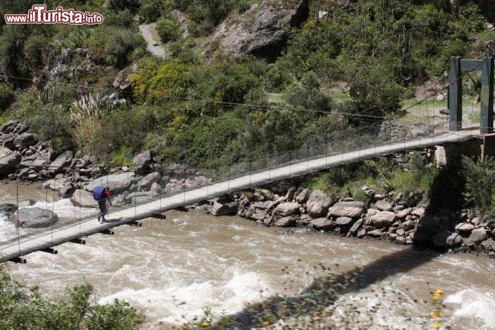 Immagine Ponte sull'Inca Trail, Perù - Fra gli scenari proposti dal sentiero che porta sino al sito archeologico di Machu Picchu vi sono anche ponti da attraversare per raggiungere l'altra sponda dei corsi d'acqua incontrati. In legno e con tiranti in alluminio, queste passerelle mobili sono parte integrante del Cammino Inca - © Thomas Barrat / Shutterstock.com