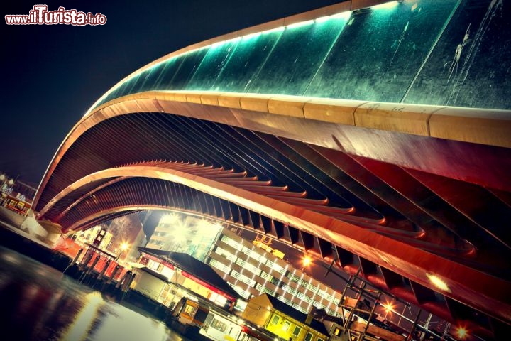 Immagine Il ponte di Calatrava o della Costituzione a Venezia. Ci troviamo nei pressi della Stazione ferroviaria di Santa Lucia e questo è l'ultimo dei quattro ponti che attraversano in Canal Grande di Venezia, ed è stato progettato dal celebre architetto spagnolo. E' lungo 81 metri e tocca i 10 metri di altezzo dal livello della Laguna - © ChinellatoPhoto/ Shutterstock.com