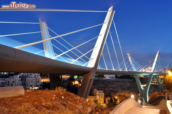 Immagine Un ponte moderno attraversa il centro di Amman, la capitale della Giordania - © Ahmad A Atwah / Shutterstock.com