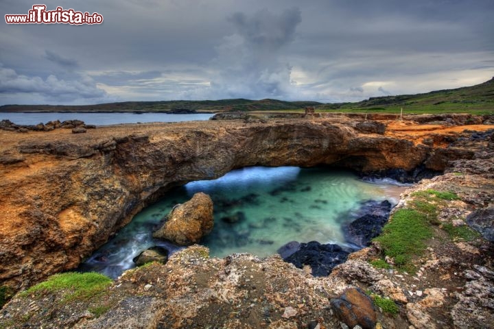 Immagine Ponte naturale di roccia su di un tratto di costa alta dell'isola di Aruba - © Kjersti Joergensen / Shutterstock.com