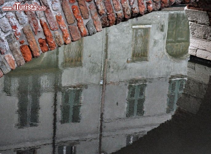 Immagine Riflessi sotto ad un ponte a Comacchio, Emilia-Romagna.