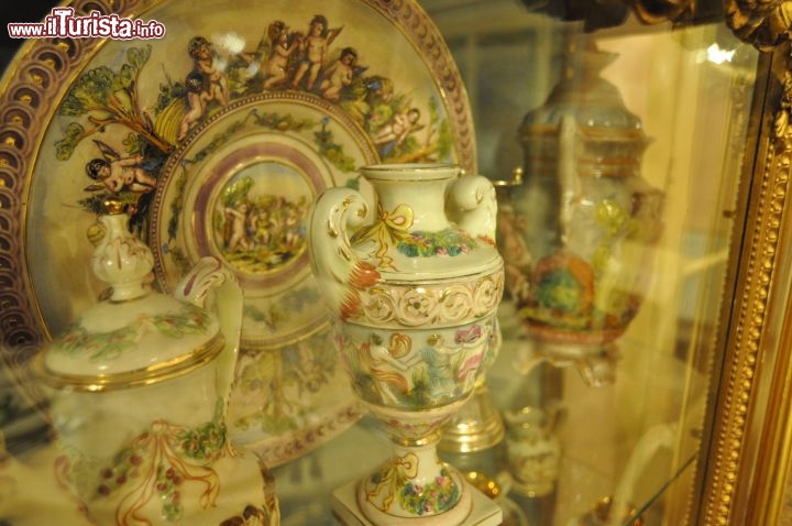 Immagine Porcellane nella sala da pranzo principale, sul piano nobile del Castello di Bevilacqua