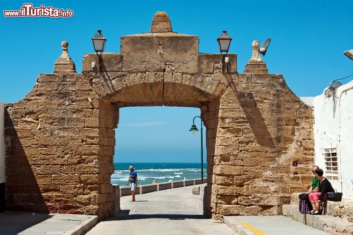 Immagine Porta d'accesso al centro storico (arco) di Cadice in Andalusia, Spagna del sud - © Tequiero / Shutterstock.com