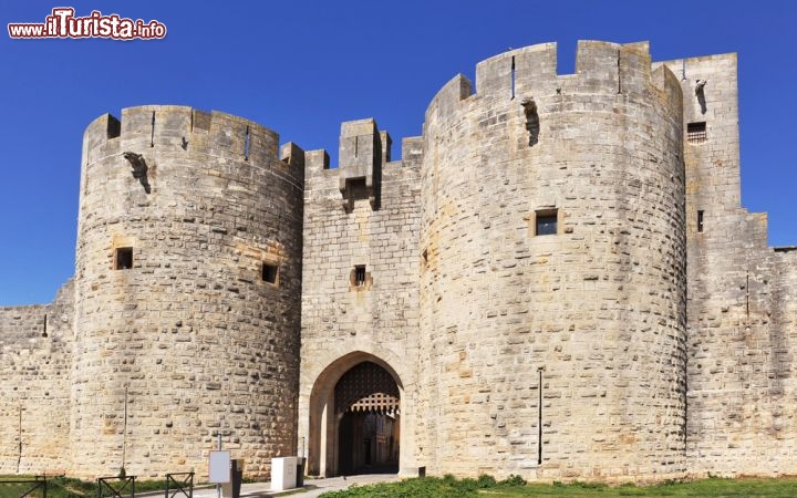 Immagine Porta d'ingresso nella cittadella di Aigues Mortes, Francia - Una bella immagine della porta d'ingresso che accompagna alla scoperta del borgo fortificato di Aigues Mortes visitato ogni anno da migliaia di turisti provenienti da tutto il mondo © cynoclub / Shutterstock.com