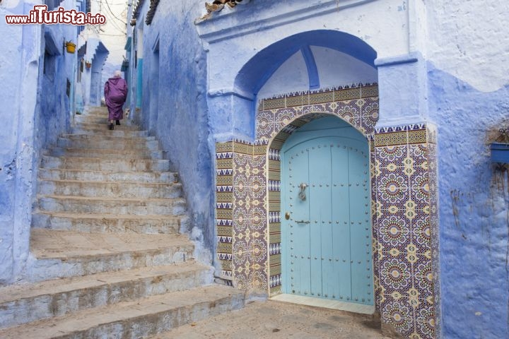 Immagine Porta palazzo decorata con delle ceramiche. Siamo nella medina di Chefchaouen in Marocco - © danm12 / Shutterstock.com