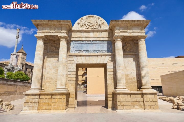 Immagine Fotografia della porta sul ponte di Cordova in Andalusia, Spagna - © Jose Ignacio Soto / Shutterstock.com