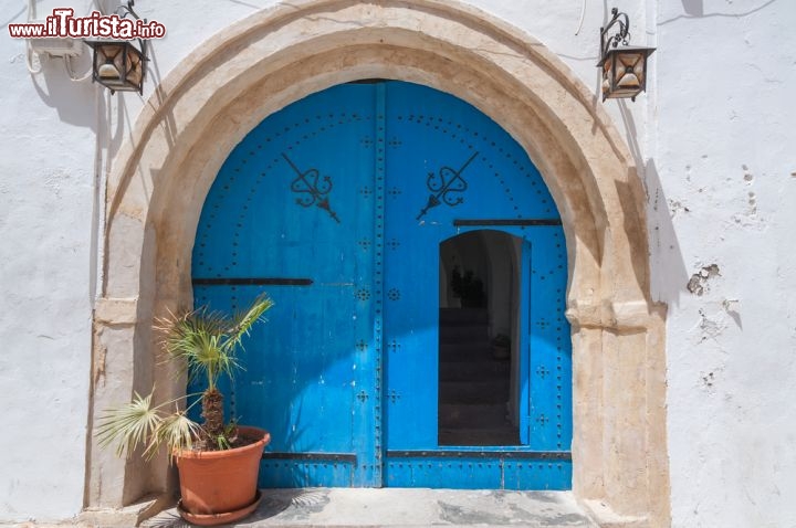 Immagine Porta berbera, dipinta di blu, tipica del centro di Houmt-Souk la città più importante dell'isola di Djerba  in Tunisia - © Harald Lueder / Shutterstock.com