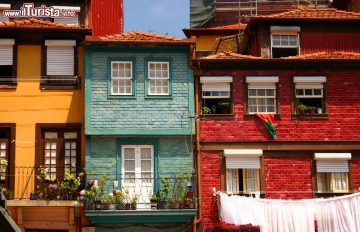 Immagine Passeggiando tra le case di Oporto (Portogallo) è facile sentirsi di buon umore: le facciate sono rosse, gialle e blu, e sembrano quasi sorridere © Tiago Jorge da Silva Estima / Shutterstock.com