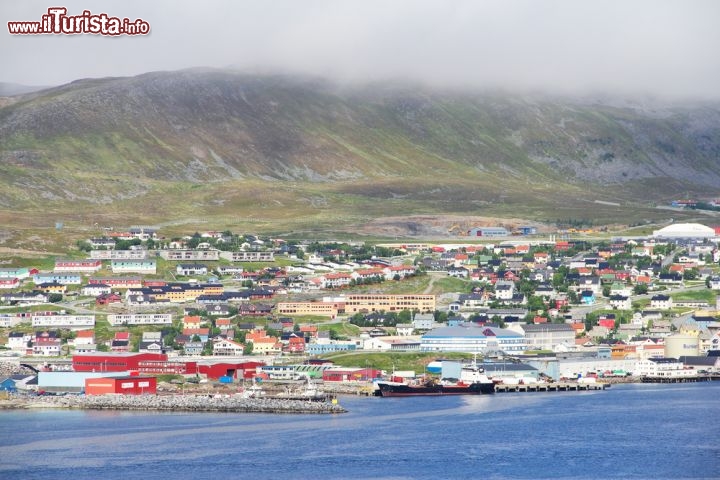 Immagine Porto di Hammerfest, Norvegia - Il suo porto è libero dai ghiacci durante tutto l'anno. Come tutti gli altri centri abitati della Norvegia settentrionale anche Hammerfest trae le sue risorse economiche dal mare tant'è che è un centro peschereccio di grande importanza dove viene pescato soprattutto il merluzzo, sia in estate che in autunno © Lu Mikhaylova / Shutterstock.com