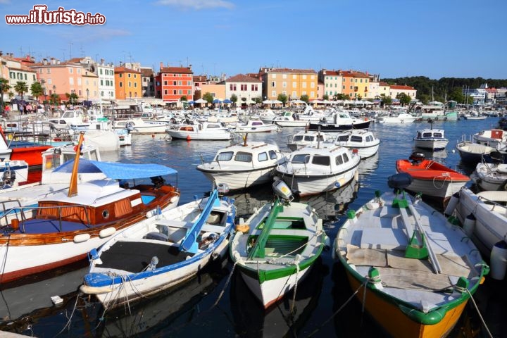 Immagine Il Porto di Rovigno, le barche della marina di Rovinj in Istria, nel nord-ovest della Croazia - © Tupungato / Shutterstock.com