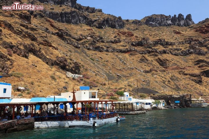 Immagine A Thirasia, isola vulcanica dell'arcipelago di Santorini (Grecia) il porticciolo di Korfos è collegato al villaggio principale - che si chiama proprio Thirasia - mediante una scalinata. Gremito di barchette e frequentato dai pescatori del luogo, è uno spaccato pittoresco della vita isolana - © ian woolcock / Shutterstock.com