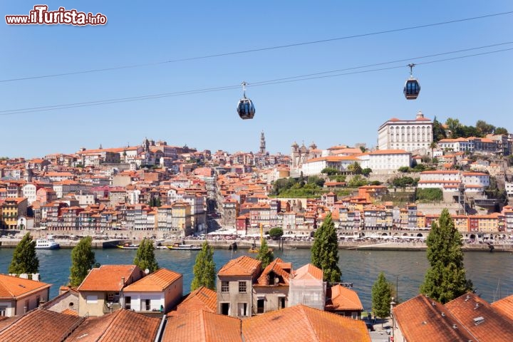 Immagine Sul corso del Duero, nel cuore di Oporto, scivolano sospese nel vuoto le cabine della cabinovia  © cristovao / Shutterstock.com