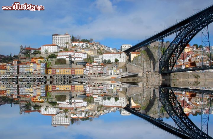 Immagine Oporto è detta "la città dei ponti", infatti sono molti i punti in cui si può attraversare il Douro calpestando vere opere d'arte sospese sull'acqua. Da vedere i ponti Ribeira e Dom Luis di Téophile Seyrig, allievo di Gustave Eiffel © Ricardo A. Alves / Shutterstock.com