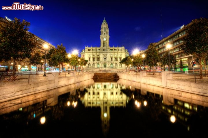 Immagine Il palazzo municipale di Oporto è inconfondibile, con la sua torre del XIV-XV secolo che ha lungo ha rappresentato l'edificio più importante della città alta ©  samotrebizan / Shutterstock.com