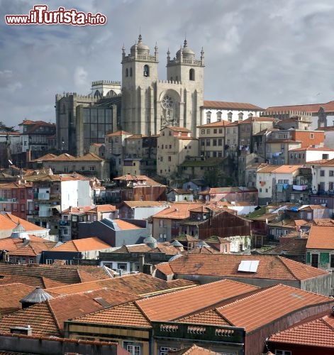 Immagine La Cattedrale di Porto, la cosiddetta Sé, svetta sul centro storico, dichiarato Bene Patrimonio dell'Umanità dall'UNESCO © Marafona / Shutterstock.com