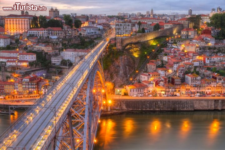 Immagine Il ponte Dom Luís si allunga sul fiume Douro tra Oporto e Vila Nova de Gaia, nel Portogallo settentrionale. Quando fu terminato, nel 1886, con la sua piattaforma di 172 metri era il ponte più lungo del mondo nel suo genere © Martin Lehmann / Shutterstock.com