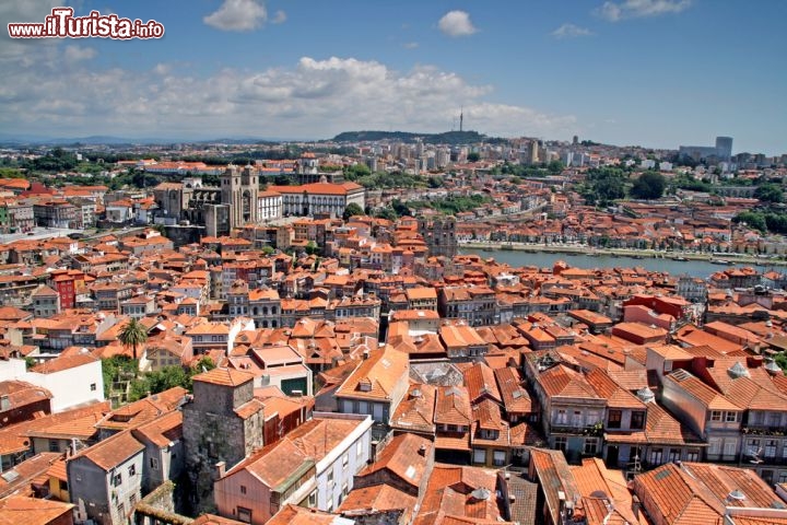 Immagine Oporto (in portoghese Porto) sorge sulla riva settentrionale del fiume Douro, a breve distanza dalla costa atlantica, nel nord-ovest del Portogallo © Jorge Pedro Barradas de Casais / Shutterstock.com