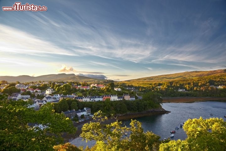 Immagine Portree è la cittadina più importante dell'Isola di Skye in Scozia. Vivono qui circa 2.500 anime. Il porto si trova sul lato orientale dell'isola al termine di una stretta baia che si insinua all'interno come un piccolo fiordo - © Nataliya Hora / Shutterstock.com