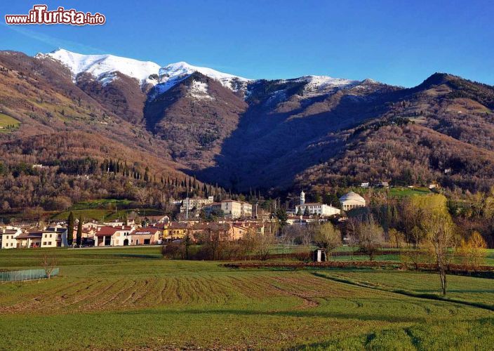 Immagine Possagno, Panorama del paese ai piedi delle prealpi trevigiane - © mapio.net