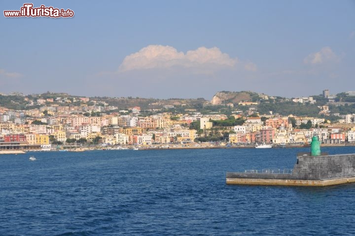 Immagine Pozzuoli, Campania: il porto ed il centro visti dal Mare