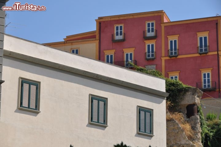 Immagine Pozzuoli, Campania: geometrie e colori nel centro cittadino