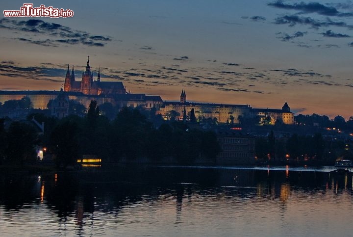 Immagine Praga: la Moldava al tramonto con il Castello 