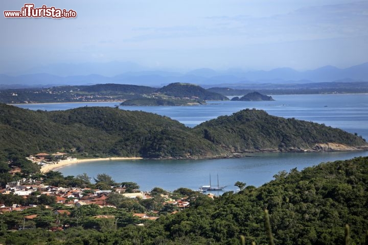 Immagine La praia Joao Fernandes di Buzios, uno dei tantio arenili di questo tratto di costa dello stato di Rio de Janeiro, Brasil - © ostill / Shutterstock.com